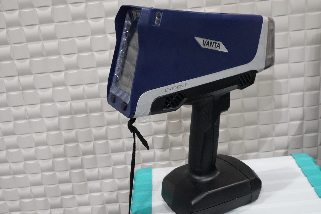 にじや質店に導入したハンドヘルド蛍光X線分析計 VANTA Core V2CA